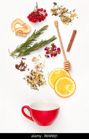 Schöne und leckere getrocknete Teeblätter mit Kräutern, Blumen, Beeren, Früchte Stockfoto