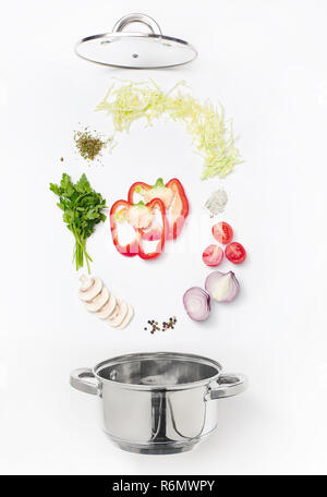 Verschiedene frische Gemüse in eine Schüssel fallen, auf weißem Hintergrund Stockfoto