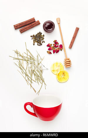 Schöne und leckere getrocknete Teeblätter mit Kräutern, Blumen, Beeren, Früchte Stockfoto