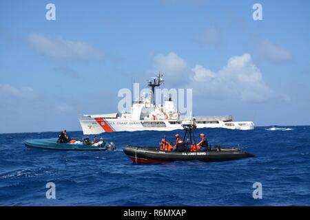 Ein Patrouillenboot Fleiß streben Team interdicts ein "schneller" Boot mit Verdacht auf Schmuggel illegaler Drogen. Von links nach rechts in der in der 'Go-schnell' ist Lt. j.g. Links Edward Hobaica und Petty Officer 2nd class Jussen Gonzales, während von links nach rechts auf der Coast Guard Antwort boot Petty Officer 2nd class ist Anthony Sanabria, Petty Officer 2nd class Charles Murray und Petty Officer 1st Class Adam Stockente. Stockfoto