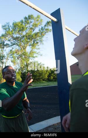 Sgt. Tafari Delsol, ein drill instructor mit Verarbeitung Unternehmen rekrutieren, Unterstützung Bataillon, fördert die Rekruten während einer anfänglichen Stärke Test, 26. Mai 2017, auf Parris Island, S.C. Delsol, 32, ist von New York. Nach der anfänglichen Stärke Test, diese Rekruten wird Echo Company, 2. rekrutieren Ausbildung Bataillon, das die Absolventen Aug 18, 2017 geplant ist, zugeordnet werden. Stockfoto