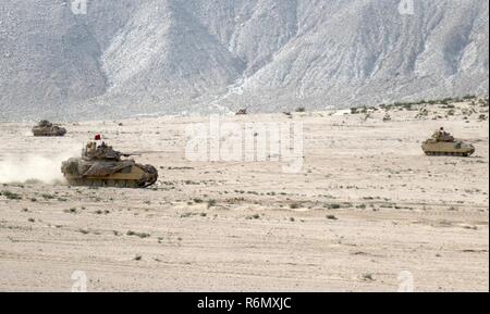 Bradley Kampffahrzeugen Crewed Charter von Soldaten mit Firma A, 2d-Battalion, 198Th Armored Regiment, Mississippi Army National Guard, bewegen Sie eine kombinierte Waffen Übung mit anderen Einheiten der 155 Brigade Combat Team, 30. Mai 2017 An der National Training Center, Fort Irwin, Kalifornien. (Mississippi National Guard Stockfoto