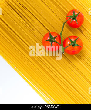 Spaghetti und Kirschtomaten Stockfoto