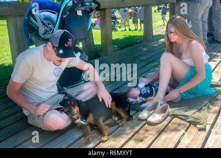 Ein junges Paar entspannt mit Ihrem Baby und Hund, während für die 66. jährlichen Segnung der Flotte im Bayou La Batre, Alabama, 3. Mai 2015 warten. Stockfoto