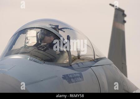 Oregon Air National Guard Kapitän Aaron Lamont, folgt Bodenpersonal Anweisungen nach der Landung am Nellis Air Force Base, Nev, bei einem die Waffen Instructor Kurs, 30. Mai 2017 zu unterstützen. Stockfoto