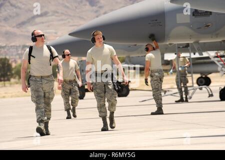 Oregon Air National Guard Flieger an die 142 Fighter Wing Instandhaltungsgruppe zugeordnet wurde am Nachmittag eine Einführung der F-15 Adler Ende an der Nellis Air Force Base, Nev, flightline während der Waffen Instructor Kurs, 30. Mai 2017 Stockfoto