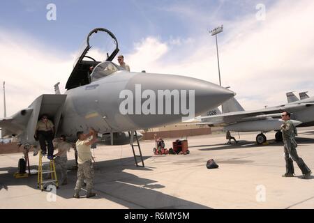 Oregon Air National Guard Flieger nach der Flugbetrieb auf einem F-15 Eagle zu den 142 Fighter Wing auf der Nellis Air Force Base, Nev zugewiesen, während die Waffen Instructor Kurs, 30. Mai 2017 Stockfoto