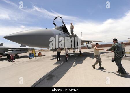 Oregon Air National Guard Flieger nach der Flugbetrieb auf einem F-15 Eagle zu den 142 Fighter Wing auf der Nellis Air Force Base, Nev zugewiesen, während die Waffen Instructor Kurs, 30. Mai 2017 Stockfoto
