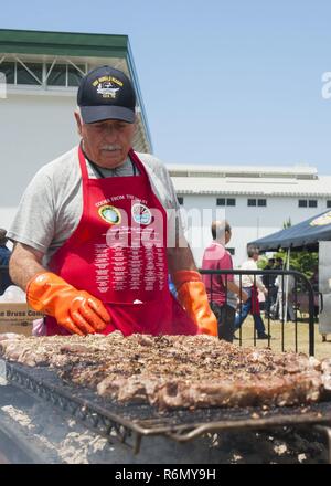 (Mai 26 2017) SASEBO, Japan-Cook Bill Foy gegrilltes Steak für Segler an Bord Commander, US-Flotte Aktivitäten Sasebo als Teil der Köche aus dem Tal event, 26. Mai 2017. CFTV ist eine gemeinnützige Organisation, die sich auf militärische Installationen weltweit Reisen - kostenlose Steaks auf die überseeischen militärischen Gemeinschaft zur Verfügung zu stellen. Stockfoto