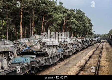 Auf Züge in Polen wurden Dutzende von polnische BWP-1 Schützenpanzer und Armee LKW geladen. Sie sind für eine bevorstehende NATO-Übung in Cincu in Rumänien transportiert. Edle Sprung 2017 wird die Bereitschaft der NATO sehr hohe Bereitschaft Joint Task Force (VJTF) testen. Rund 4000 Soldaten aus neun NATO-Ländern nehmen Teil. Dazu gehören Albanien, Bulgarien, Deutschland, den Niederlanden, Norwegen, Polen, Spanien, Rumänien und Großbritannien.  Download-Berechtigungen Stockfoto