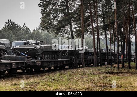 Auf Züge in Polen wurden Dutzende von polnische BWP-1 Schützenpanzer und Armee LKW geladen. Sie sind für eine bevorstehende NATO-Übung in Cincu in Rumänien transportiert. Edle Sprung 2017 wird die Bereitschaft der NATO sehr hohe Bereitschaft Joint Task Force (VJTF) testen. Rund 4000 Soldaten aus neun NATO-Ländern nehmen Teil. Dazu gehören Albanien, Bulgarien, Deutschland, den Niederlanden, Norwegen, Polen, Spanien, Rumänien und Großbritannien. Stockfoto