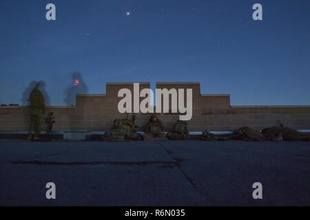 US-Marines mit 3. Brigade, 3. Naval Gunfire Liaison Gesellschaft Air Force Headquarters Gruppe, Marine Forces Reserve und Mitglieder der 1. königliches kanadisches Regiment Rest oben auf ihre Beobachtung Punkt im kanadischen Manöver Training Center in Wainwright, Alberta, Kanada, während Übung Maple lösen 17, 25. Mai 2017. Während der Übung die Marines aus 3. ANGLICO mit der kanadischen Armee, ruft simulierten Artillerie zu vorgeplanten Ziele gearbeitet. Stockfoto