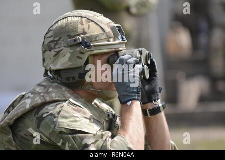 Eine britische Royal Marine verwendet Fernglas auf ein Ziel in Altcar Ausbildungslager, Hightown, Vereinigtes Königreich, am 24. Mai 2017 zu sehen. Das US Marine Corps reist in das Vereinigte Königreich, die jährlich in den Royal Marines operative Schießen Wettbewerb bestehen zu können und lernen, mit ihren Verbündeten beim Aufbau von Beziehungen. Stockfoto