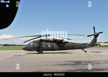 Ein UH-60 Black Hawk Hubschrauber zugeordnet 3. der New York Army National Guard Battalion, 142 Aviation bereitet zu verlassen Army Aviation Fazilität 3, Latham, N.Y., 31. Mai, wassereimer Training durchzuführen. Die Einheit führt das Training mit Eimer Wasser unter einem Hubschrauber jeden Sommer für Notfälle vorzubereiten susxpended. Stockfoto