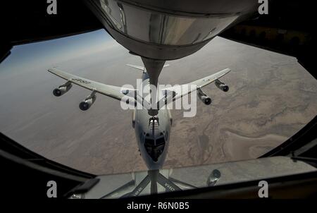 Ein US Air Force E-3 Sentry empfängt von einem 340 Expeditionary Air Refuelling Squadron KC-135 Stratotanker während des Fluges zur Unterstützung der Operation inhärenten Lösen, 29. Mai 2017. Die 340 OHREN, Teil der US Air Forces Central Command, wird für die Bereitstellung von Kraftstoff für US- und Koalitionstruppen verantwortlich, wodurch eine permanente rund um die Uhr Präsenz im Bereich der Verantwortung. Stockfoto