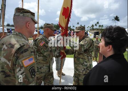 Command Sergeant Major Luis A. Rosario Velez die Farben an den scheidenden Kommandeur übergibt, statt Oberst Michael T. Harvey während der US-Armee Garnison Fort Buchanan Change of Command-Zeremonie im Soldaten Plaza auf Fort Buchanan, Mai 31 Stockfoto