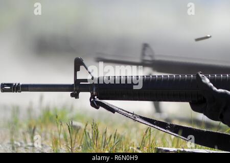 Soldaten, 98. Support Unterhaltsbetrieb, 17. Bekämpfung Sustainment Support Battalion, US-Armee Alaska zugewiesen führen bekannte Distanz Treffsicherheit im Pedneau Bereich auf gemeinsamer Basis Elmendorf-Richardson, Alaska, 31. Mai 2017.  Die SMC ist ein modulares Wartungsfirma, das Feld Wartungsunterstützung auf Basis Bereich Einheiten in Form von allied Trades Unterstützung bietet; Radfahrzeug Erholung; Bewaffnung; Kommunikation; Elektronik; spezielle elektronische Geräte; Bodengeräte; Stromerzeugungsanlagen; Dienstprogramm Ausrüstung; und Prüf-, Mess- und Diagnosegeräte maintenan Stockfoto