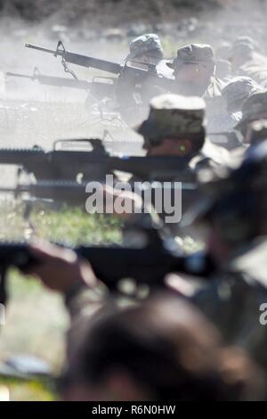 Soldaten, 98. Support Unterhaltsbetrieb, 17. Bekämpfung Sustainment Support Battalion, US-Armee Alaska zugewiesen führen bekannte Distanz Treffsicherheit im Pedneau Bereich auf gemeinsamer Basis Elmendorf-Richardson, Alaska, 31. Mai 2017.  Die SMC ist ein modulares Wartungsfirma, das Feld Wartungsunterstützung auf Basis Bereich Einheiten in Form von allied Trades Unterstützung bietet; Radfahrzeug Erholung; Bewaffnung; Kommunikation; Elektronik; spezielle elektronische Geräte; Bodengeräte; Stromerzeugungsanlagen; Dienstprogramm Ausrüstung; und Prüf-, Mess- und Diagnosegeräte maintenan Stockfoto