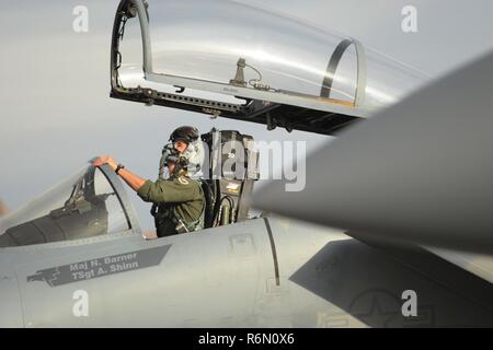 Eine F-15 Eagle zu den 142 Fighter Wing zugeordnet bereitet Teil an einem Nachmittag sortie an der Nellis Air Force Base, Nev, 31. Mai 2107 zu nehmen. Stockfoto