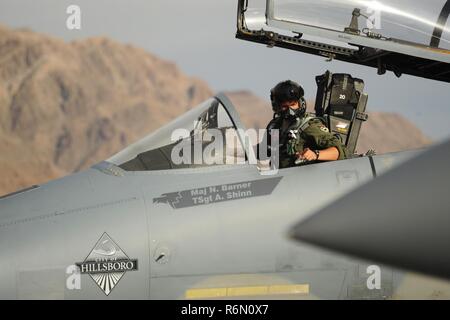 Eine F-15 Eagle zu den 142 Fighter Wing zugeordnet bereitet Teil an einem Nachmittag sortie an der Nellis Air Force Base, Nev, 31. Mai 2107 zu nehmen. Stockfoto