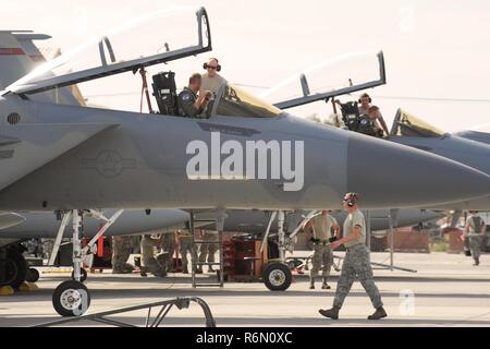 Oregon Air der Nationalgarde, die dem zugeordnet 142 Fighter Wing mehrere F-15 Adler vor einem Nachmittags Mission an der Nellis Air Force Base, Nev, 31. Mai 2017 vorzubereiten. Stockfoto