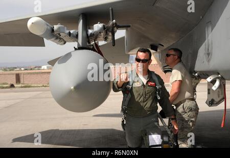 Oregon Air National Guard Oberstleutnant Jeff Personius, zu der 123 Fighter Squadron zugeordnet, kontrolliert eine F-15 Eagle zu den 142 Fighter Wing zugewiesen, bevor ein Morgen sortie die Waffen Instructor Kurs an der Nellis Air Force Base, Nev, 31. Mai 2017 zu unterstützen. Stockfoto