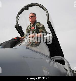 Oregon Air National Guard Oberstleutnant Bill Kopp, zu der 123 Fighter Squadron zugeordnet, Schritte in einem F-15 Eagle zu den 142 Fighter Wing zugewiesen, bevor ein Morgen sortie die Waffen Instructor Kurs an der Nellis Air Force Base, Nev, 31. Mai 2017 zu unterstützen. Stockfoto
