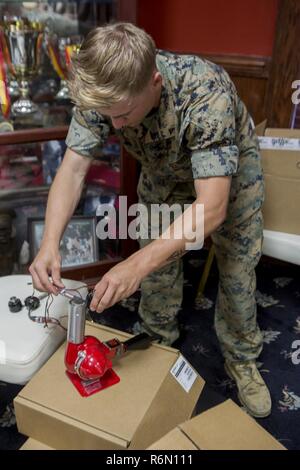 Us Marine Corps Lance Cpl. Ryan D. Searle, rifleman mit 2. Light Armored Reconnaissance Battalion, 2nd Marine Division montiert die Nager Drones in Camp Lejeune, N.C., 16. Mai 2017. Die Nibbler Drohne wurde durch 3D-Printing low cost werden erstellt, leicht repariert und haben einfache Wartung zu Marinen erlauben, es zu benutzen. Stockfoto