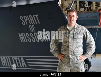 Staff Sgt. James Torrance, ein Spezialist für die Uad-2 Aircraft Maintenance Squadron, Missouri Air National Guard, an Whiteman Air Force Base zugeordnet, Mo steht vor der Geist von Missouri. Torrance war als die 2016 Leo Marquez Award für herausragende Leistungen in den Bereichen wie finanzielle und unternehmerische Fähigkeiten anerkannt. Stockfoto