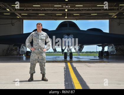 Staff Sgt. James Torrance, ein Spezialist für die Uad-2 Aircraft Maintenance Squadron, Missouri Air National Guard, an Whiteman Air Force Base zugeordnet, Mo steht vor der Geist von Missouri. Torrance war als die 2016 Leo Marquez Award für herausragende Leistungen in den Bereichen wie finanzielle und unternehmerische Fähigkeiten anerkannt. Stockfoto