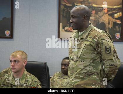 Us-Armee SPC. John Baptist Lubwama, 7 Signal (Theater), 106 Signal Brigade zugeordnet, stellt sich während der Wettbewerber briefing im Jahr 2017 Netzwerk Enterprise Technology (Befehl NETCOM) besten Krieger Wettbewerb in Fort Huachuca, Az, 11. Mai 2017. Der Wettbewerb ist eine anstrengende Woche, bei der die Tests die Fertigkeiten, das Wissen und die Professionalität von 11 Soldaten, die NETCOM nachgeordneten Organisationen. Stockfoto