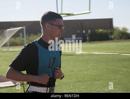 Us-Armee SPC. Stephen C. Calderone, zu 160 Signal Brigade, U.S. Army Signal Aktivität - Kuwait zugeordnet, nimmt eine Armee körperliche Fitness Test (APFT) als Teil des 2017 Netzwerk Enterprise Technology (Befehl NETCOM) besten Krieger Wettbewerb in Fort Huachuca, Az, 15. Mai 2017. Calderone wird auf dem 2-Meile laufen Veranstaltung getestet, einer der drei Veranstaltungen des APFT. Stockfoto