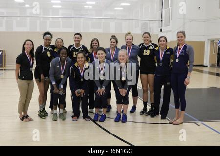 Ihre 2017 US-Streitkräfte der Volleyballerinnen. Auswahl sofort nach dem letzten Spiel der bewaffneten Kräfte der Frauen Volleyball-WM 2017 Naval Station Mayport, Florida statt 17-21 Mai. Team Mitglieder: 1 LT Megan Wilton, Armee HN Denise Altualevao, Marine 2d Lt Felicia Clement, Luftwaffe PO3 Angelina Pulu, Marine SGT Latoya Marshall, Armee ENS Kirsten Kelso, Navy SN Maria Lavery, Coast Guard Capt Abby Hall, Air Force 1 Lt Maiya Perich, Luftwaffe Capt Carolyn Kurtz, Air Force 2d Lt Taylor Parker, Air Force 1 LT Molly McDonald, Armee Head Coach Frau Kara L Stockfoto