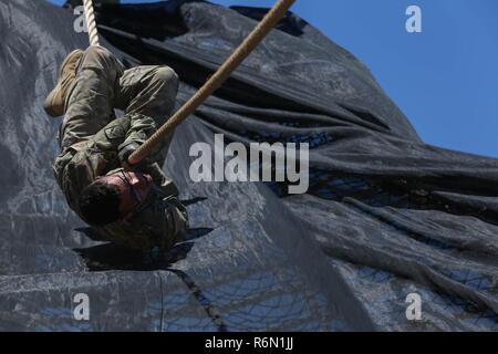 Us-Armee SPC. Stephen Calderone, zu der 160 Signal Brigade, U.S. Army Signal Aktivität - Kuwait, Verteidigung Satellite Communications System zugeordnet ist, zieht er sich an einem Seil in Fort Huachuca, Az, 15. Mai 2017. Calderone, Teilnehmer der 2017 Netzwerk Enterprise Command (NETCOM) besten Krieger Wettbewerb, wird im Wettbewerb um den Titel des 2017 NETCOM Soldat des Jahres. Stockfoto