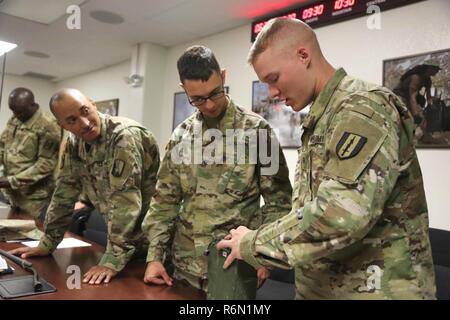 Us-Armee SPC. Justin Carter, 275Th Signal Firma zugewiesen, 311.- Signal, eine taktische Radio während des MEDIA-Fortbildung für das Netzwerk Enterprise Technology Command (NETCOM) besten Krieger Wettbewerb in Fort Huachuca, Az, 13. Mai 2017. Die Ausbildung ist angesichts der Soldaten im Jahr 2017 NETCOM Noncommissioned Officer und Soldat des Jahres Wettbewerb vorzubereiten. Stockfoto