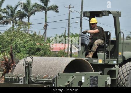 Marines Brücke Unternehmen C zugeordnet, 6. Unterstützung der Techniker Bataillon, aus Memphis, Tennessee, systematisch ein Dutzend oder mehr Bäume abgeräumt, Erweiterung der Parkplatz und die Eröffnung eines neuen Eingangs für die Western Regional Hospital in Belmopan, Belize, am 27. Mai 2017. Der Parkplatz ist eine von fünf Renovierung und Erweiterung von Projekten als Teil der über den Horizont 2017, die US-Armee im Süden Training übung in Partnerschaft mit der Regierung von Belize. Stockfoto