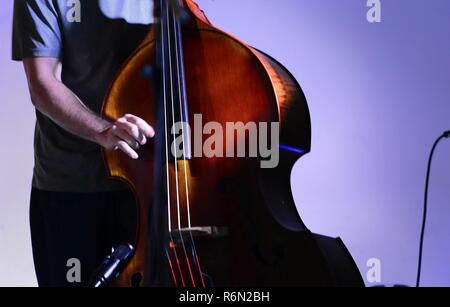 Us-Luftwaffe Kapitän Justin Lewis, cello Player für die US Air Forces Central Command Band, führt für eine Masse von US-Mitglieder und Koalitionspartner bei einem Stop in Südwestasien am 31. Mai 2017. Diese dynamischen Musiker und Tour in kleinen Ensembles der gesamten Verantwortungsbereich positiv auf die Moral der Truppe, Diplomatie und Öffentlichkeitsarbeit Förderung der Nation Gemeinschaften zu bewirten. Stockfoto