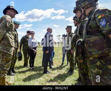 Antoni Macierewicz, Minister für Nationale Verteidigung für Polen, erfüllt Battle Group Polen Rumänische Soldaten bei einer statischen Anzeige als Teil der polnischen Veteranen Tag Veranstaltungen an der Gaudynek Reichweite kann 27. Stockfoto