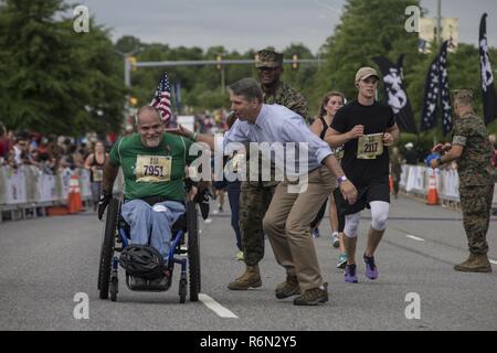 Rob Wittman, US-Vertreter für Virginia's 1 Kongreßbezirk, gratuliert William Mooers auf der 10. jährlichen Marine Corps historischen (MCHH) 13.1 km Route von der Fredericksburg Expo Center in der historischen Innenstadt von Fredericksburg, Virginia, 21. Mai 2017 beendet. Die MCHH lockt über 8.000 Teilnehmer und Funktionen, die das Marine Corps Semper 5ive und der Teufel Hund verdoppeln. Stockfoto