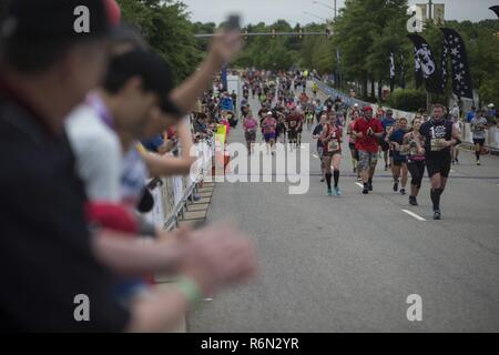 Die Zuschauer feuern die Läufer während des 10. jährlichen Marine Corps historischen (MCHH) 13,1 - 1,6 km Lauf durch die historische Innenstadt von Fredericksburg, Virginia, 21. Mai 2017. Die MCHH lockt über 8.000 Teilnehmer und Funktionen, die das Marine Corps Semper 5ive und der Teufel Hund verdoppeln. Stockfoto