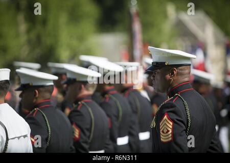 Ein US-Marine steht bei Parade Rest während des Memorial Day Zeremonie an Aisne-Marne amerikanischen Friedhof den gefallenen Helden in Belleau, Frankreich am 28. Mai 2017 zu gedenken. Dieses Memorial Day Zeremonie wurde zu Ehren des 99. Jahrestags der Schlacht von Belleau Wood statt. Stockfoto