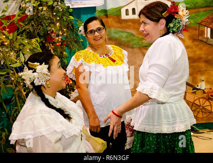 Der panamesischen Frauen sprechen auf der 34. jährlichen Mobile International Festival, Nov. 17, 2018 in Mobile, Alabama. Stockfoto