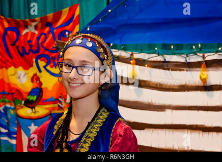 Ein junges Mädchen in traditionellen Puerto Rican Kleidung Lächeln auf der 34. jährlichen Mobile International Festival, Nov. 17, 2018 in Mobile, Alabama gekleidet Stockfoto