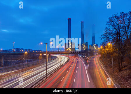 Power Station und der Autobahn bei Dämmerung in Berlin gesehen, Deutschland Stockfoto