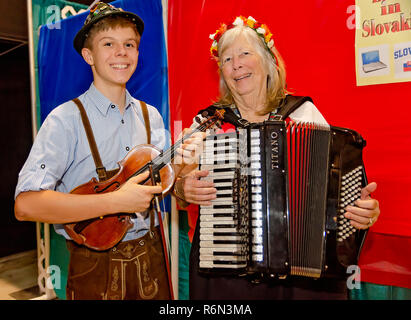 Ein Geiger und Akkordeonist für ein Foto auf der 34. jährlichen Mobile International Festival, Nov. 17, 2018 in Mobile, Alabama, darstellen. Stockfoto