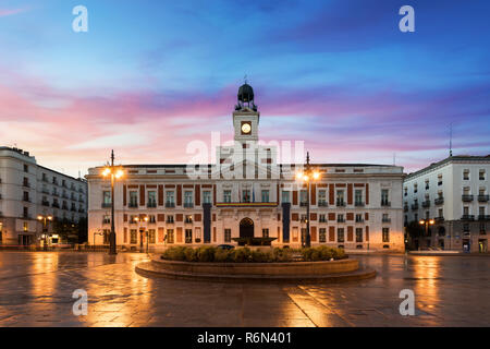 Puerta del Sol ist der öffentliche Raum in Madrid. In der Mitte des Platzes ist das Amt des Präsidenten der Gemeinschaft der Madri entfernt Stockfoto