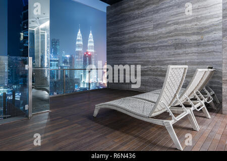 Lounge Bar auf der Dachterrasse mit Bar oder auf dem Dach Hochhaus mit großem Nacht Aussicht auf Kuala Lumpur und die Petronas Twin Towers in Malaysia. Stockfoto