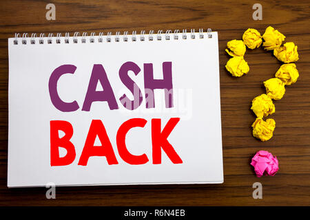 Konzeptionelle Hand schreiben Bildunterschrift Inspiration zeigen Cashback Cashback. Business Konzept für Geld Versicherung auf den Merkzettel beachten Sie Papier auf dem hölzernen Hintergrund mit Fragezeichen geschrieben. Stockfoto