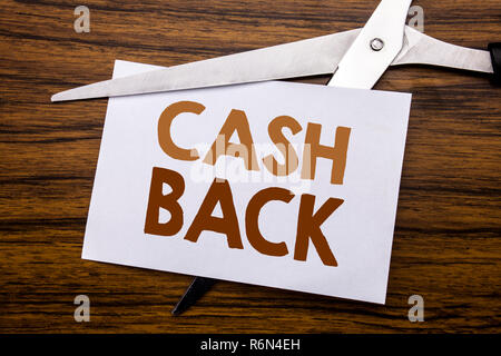 Hand schreiben Bildunterschrift Inspiration zeigen Cashback Cashback. Business Konzept für Geld Versicherung auf den Hinweis geschrieben, Holz- zurück mit bunten Schere Sinne zerstören Stop von etwas. Stockfoto