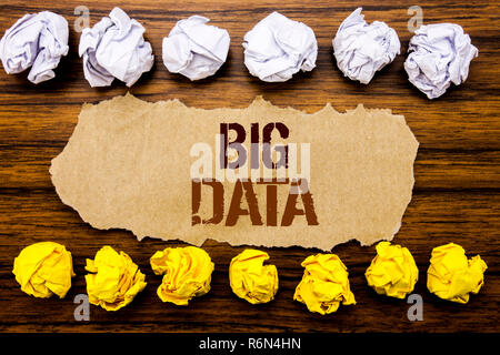 Konzeptionelle hand Text Wort großen Daten. Business Konzept für Digital Business Analyse auf Zettel geschrieben, Holz- mit klebrigen, viele gefaltete Papier weiß und gelb für Differenz- oder Zusammenarbeit Stockfoto